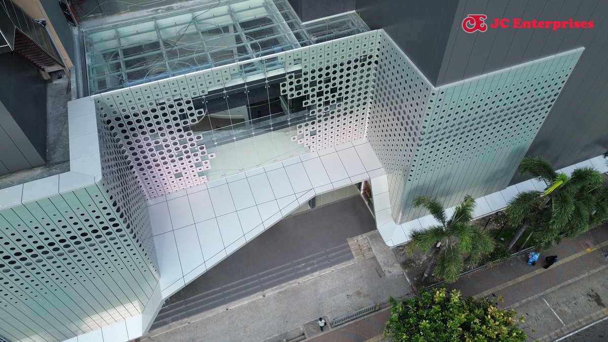 SethFromColombo's tweet image. New look of Majestic City Colombo with the Billboard #LKA 🇱🇰