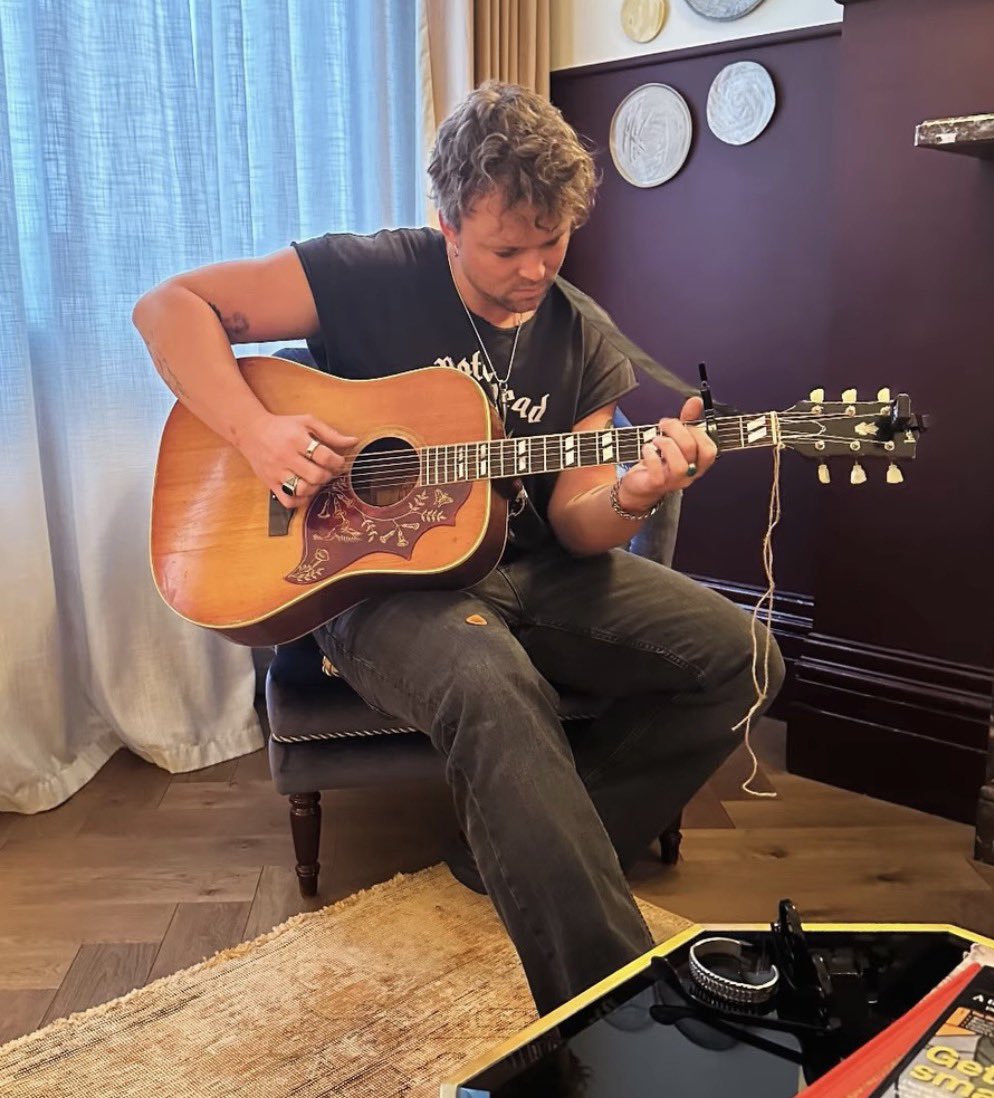 nads is a girl so in love 🧁 tweet media