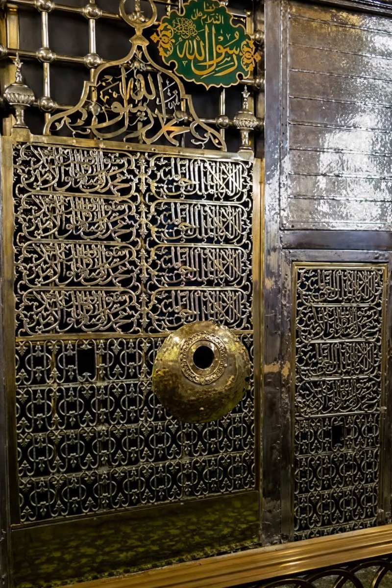HS0fficial's tweet photo. ایک دن رسول اللہ ﷺ لوگوں کے درمیان کھلی جگہ میں بیٹھے تھے۔

ایک آدمی نے عرض کیا:

"اے اللہ کے رسول! ایمان کی حقیقت کیا ہے؟"

رسول اللہ ﷺ نے فرمایا:

"ایمان یہ ہے کہ تم اللہ کو، اس کے فرشتوں کو، اس کی کتابوں کو، اس سے ملاقات کرنے کو اور اس کے رسولوں کو دل سے مانو۔ اور مرنے کے بعد دوبارہ اٹھنے کو دل سے مانو" 

اسی آدمی نے پوچھا:

"اسلام کی حقیقت کیا ہے؟"

رسول اللہ ﷺ نے فرمایا:

"اسلام یہ ہے کہ تم اللہ کی عبادت کرو اور اس کے ساتھ کسی چیز کو شریک نہ ٹھہراؤ، فرض نمازیں قائم کرو، زکوٰۃ ادا کرو، اور رمضان کے روزے رکھو۔"

پھر اس نے پوچھا:

"احسان کی حقیقت کیا ہے؟"

رسول اللہ ﷺ نے فرمایا:

"احسان یہ ہے کہ تم اللہ کی عبادت اس طرح کرو گویا تم اسے دیکھ رہے ہو۔
اگر یہ ممکن نہیں، تو کم از کم اس خیال سے کہ اللہ تمہیں دیکھ رہا ہے۔"