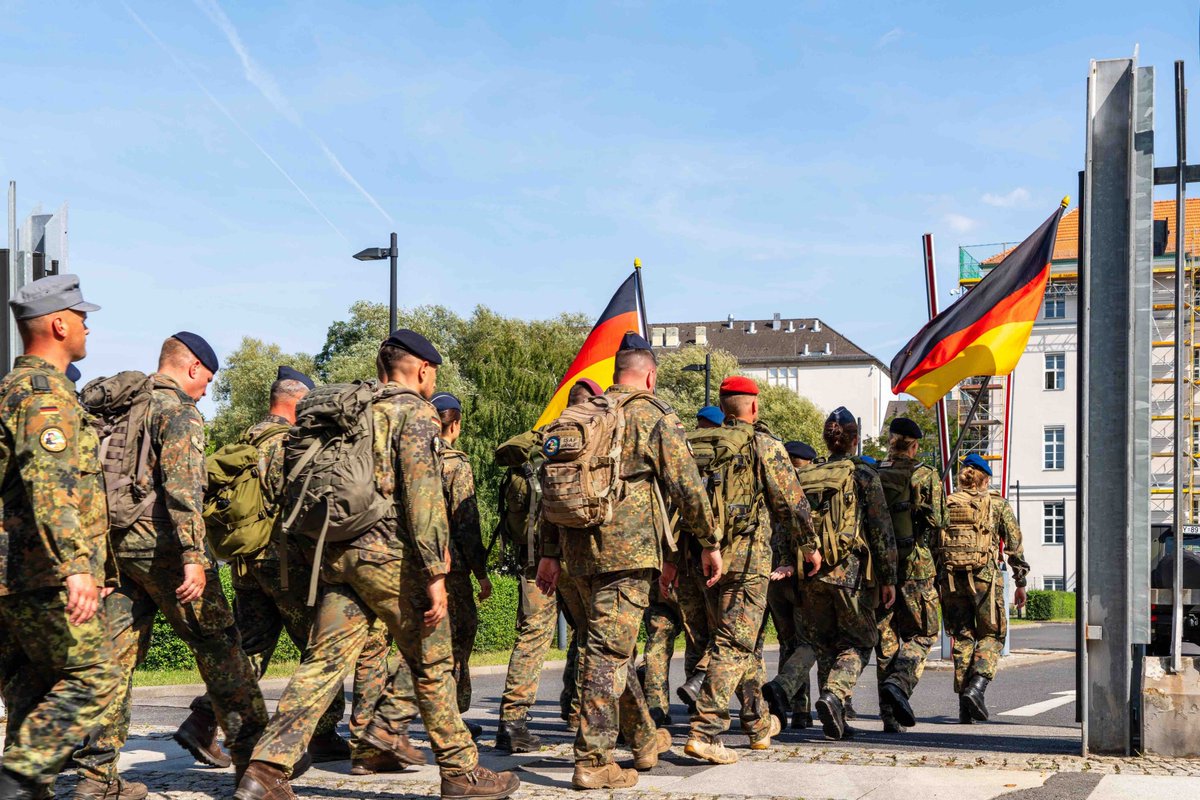 Marcel81048792's tweet image. 🇩🇪 ALLEMAGNE :
Il est désormais interdit pour tous les hommes âgés de 17 à 45 ans de quitter le territoire plus de 3 mois sans avoir au préalable obtenu du gouvernement et de l'armée une autorisation.
Ça sent pas bon du tout.
#Guerre #Ukraine