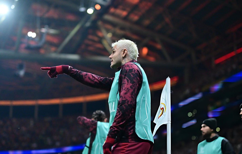 goaticardi7's tweet photo. savunman yol geçen hanı orta sahan iki pas yapamıyor sen hoca değilsin ama suçlu yine top getiremediğiniz icardi hay icardi sizi sksn https://t.co/0m4kOwy0Sq