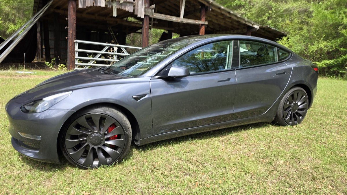 Tesla_M34x4's tweet photo. New ride, performance 💪 https://t.co/YOkm4q5eVj