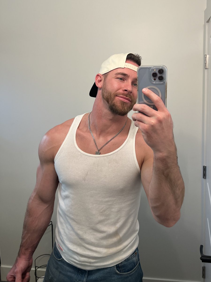 NateHolley's tweet image. Teeth…or no teeth…!? #countryboy #smile #jeans