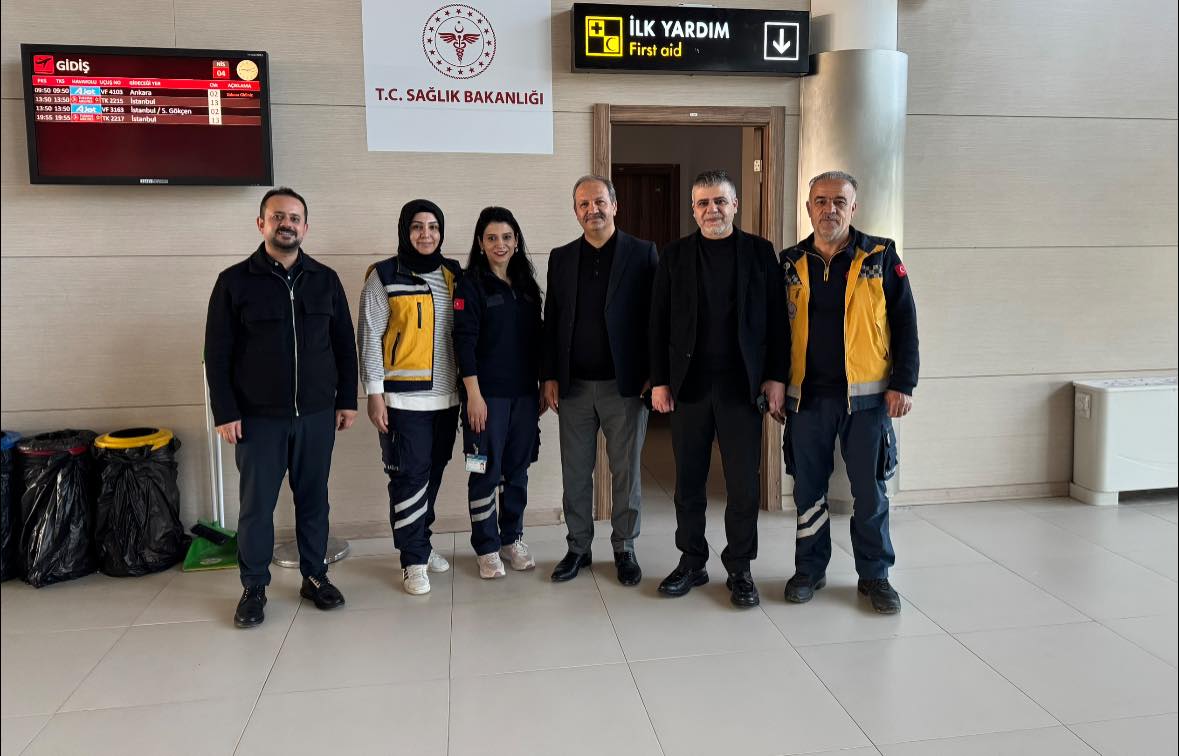 Sağlık Çalışanlarına Ziyaret ve Destek

Sağlık-Sen Genel Başkanı Mahmut Faruk Doğan ile Genel Başkan Yardımcısı Yasin Barutçu, Adıyaman Havalimanı’nda görev yapan 112 Acil Sağlık Hizmetleri (ASHİ) istasyonunu ziyaret etti.
👇
gunebakisgazetesi.com/haber/27753063…
<a href="/yasinbarutcu02/">Yasin Barutcu</a>
