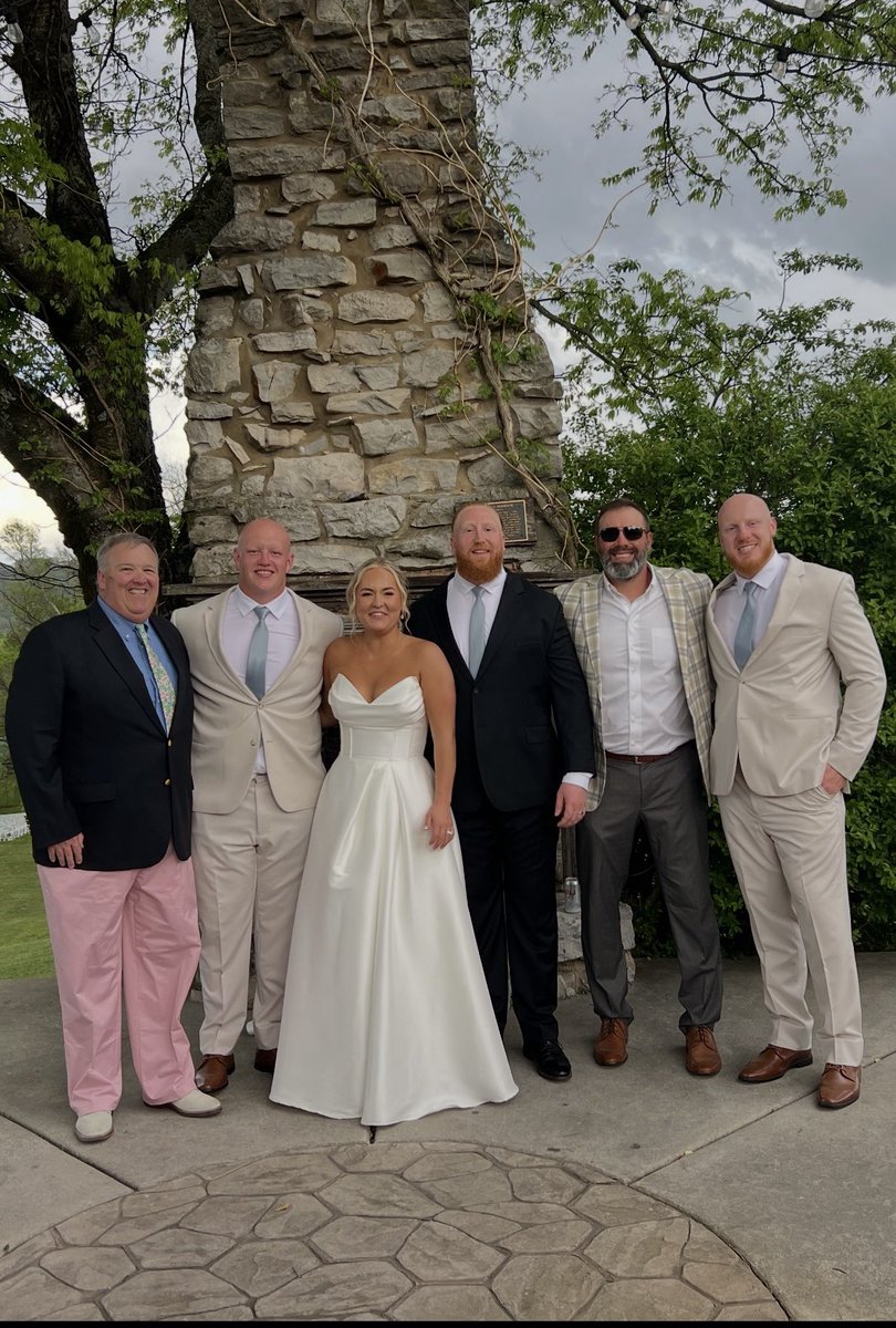 LOScoach23's tweet photo. Relationships > Everything!!! What MEN they have become!!! @buckywilliams5 @reidwilliams88 @drakostarx https://t.co/Zgw9X6ubgN