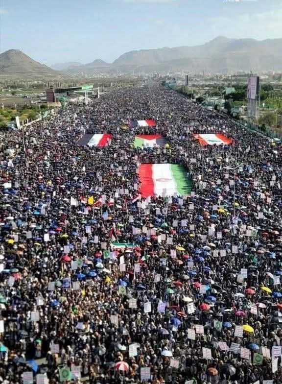 #مصدر
تظاهرات اليمن العزيز 
عندما تكون صاحب بصيرة
تعرف من هي الدول التي يجب ان ترفع اعلامها
اليمن 
العراق
ايران
فلسطين 
لبنان
نترفع نحن في محور المقاومة رفع اعلام الدول الخليجية المطبعة