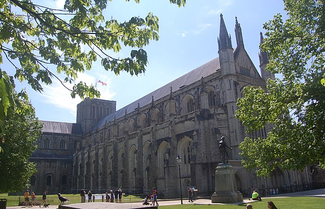 URDailyHistory's tweet image. 8 April 1093: #Winchester Cathedral in Winchester, England is dedicated. It has the longest nave and greatest overall length of any #Gothic cathedral in Europe. The original #cathedral was founded in 642 just north of the current site. #History #OTD #church #ad