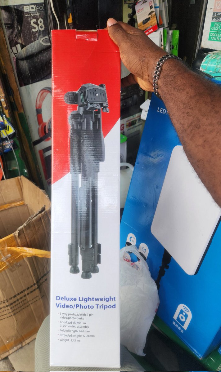 Deluxe Lightweight Video/Photo Tripod Stand 📸⚡

Features:

* 3-way panhead with two pin

* Folded length 

* Adjustable 

* Anodized Aluminum...etc 💥💥

WhatsApp: +234 703 897 9762 or +2349110130686 🤙

We deliver nationwide 🚚 🚗

#laptopbatteries #accessories

 #chuchosilva