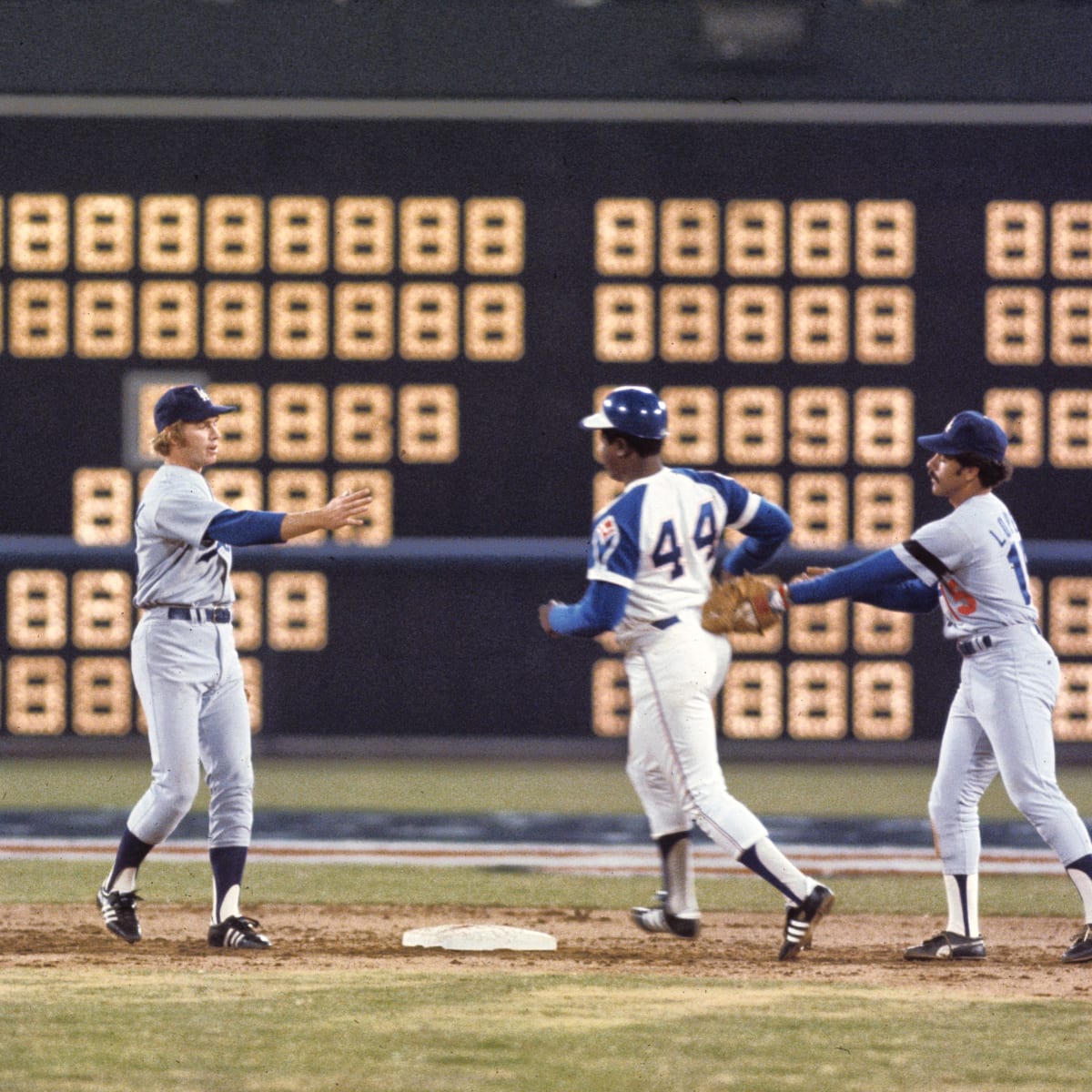 URDailyHistory's tweet image. 8 April 1974: Atlanta #Braves outfielder Hank #Aaron breaks Babe Ruth's 39-year-old home run record when he hits his 715th home run at Atlanta–Fulton County Stadium in the fourth inning off of Los Angeles #Dodgers pitcher Al Downing. #History #OTD #baseball #MLB #ad