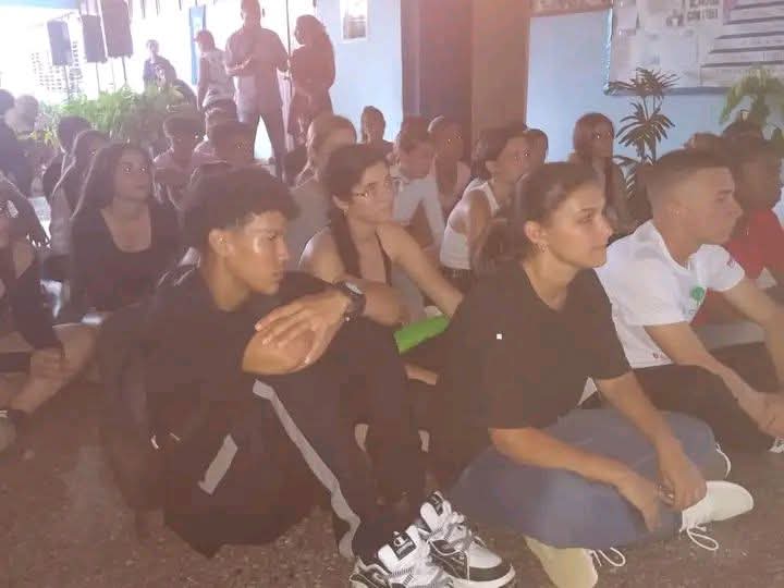 Feem_mayabe's tweet photo. #SanNicolas fue sede de un intercambio con estudiantes de la #FEEMMayabequense con la presencia de nuestro Primer Secretario del PCC y de la Secretaria de la #UJCMayabeque como parte de las actividades por este 64 Aniversario de la Unión de Jóvenes Comunistas. 

#FEEMdeCuba https://t.co/X1G1eToeL4