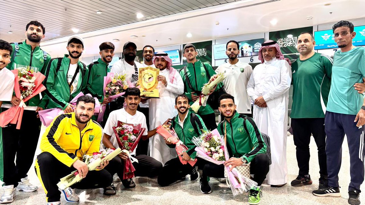 ALMajdFC's tweet photo. استقبال الجهاز الفني واللاعبين في مطار الأمير عبدالمحسن بن عبدالعزيز 💐💚🖤 https://t.co/KlnnSirJOS