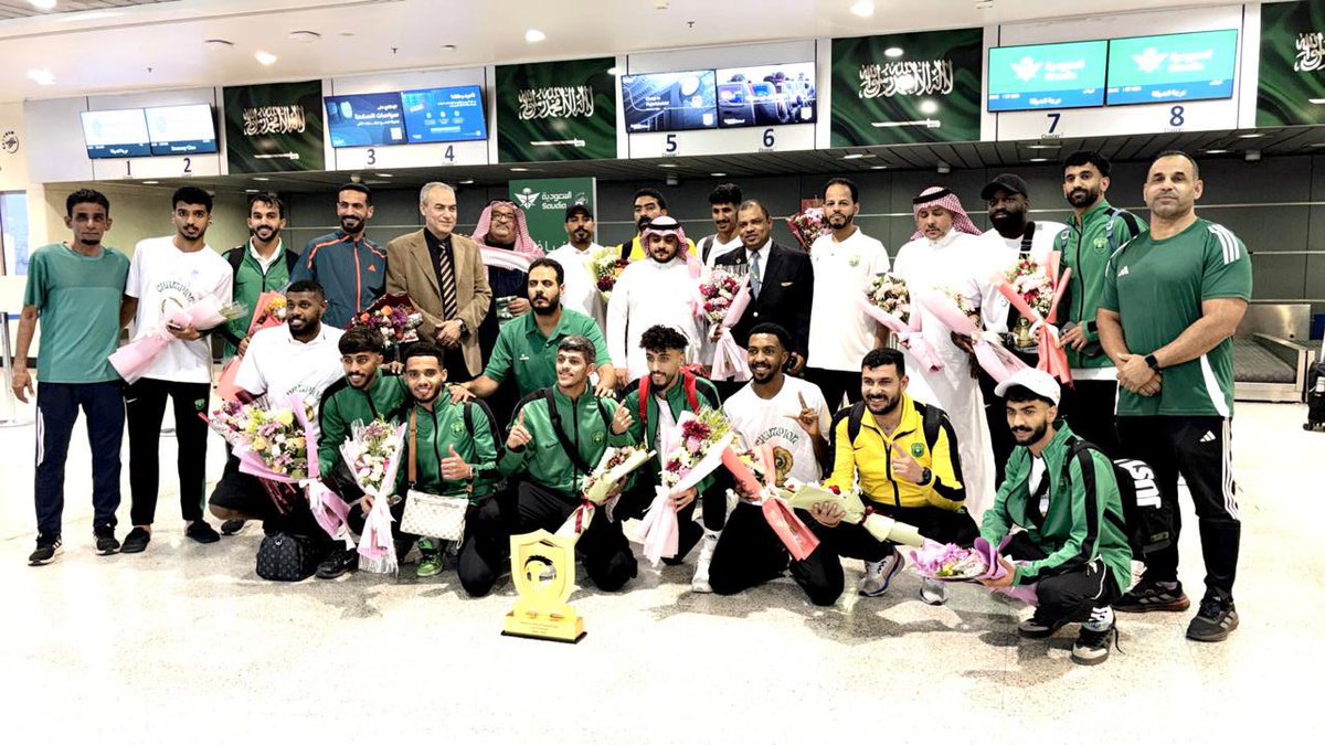 ALMajdFC's tweet photo. استقبال الجهاز الفني واللاعبين في مطار الأمير عبدالمحسن بن عبدالعزيز 💐💚🖤 https://t.co/KlnnSirJOS