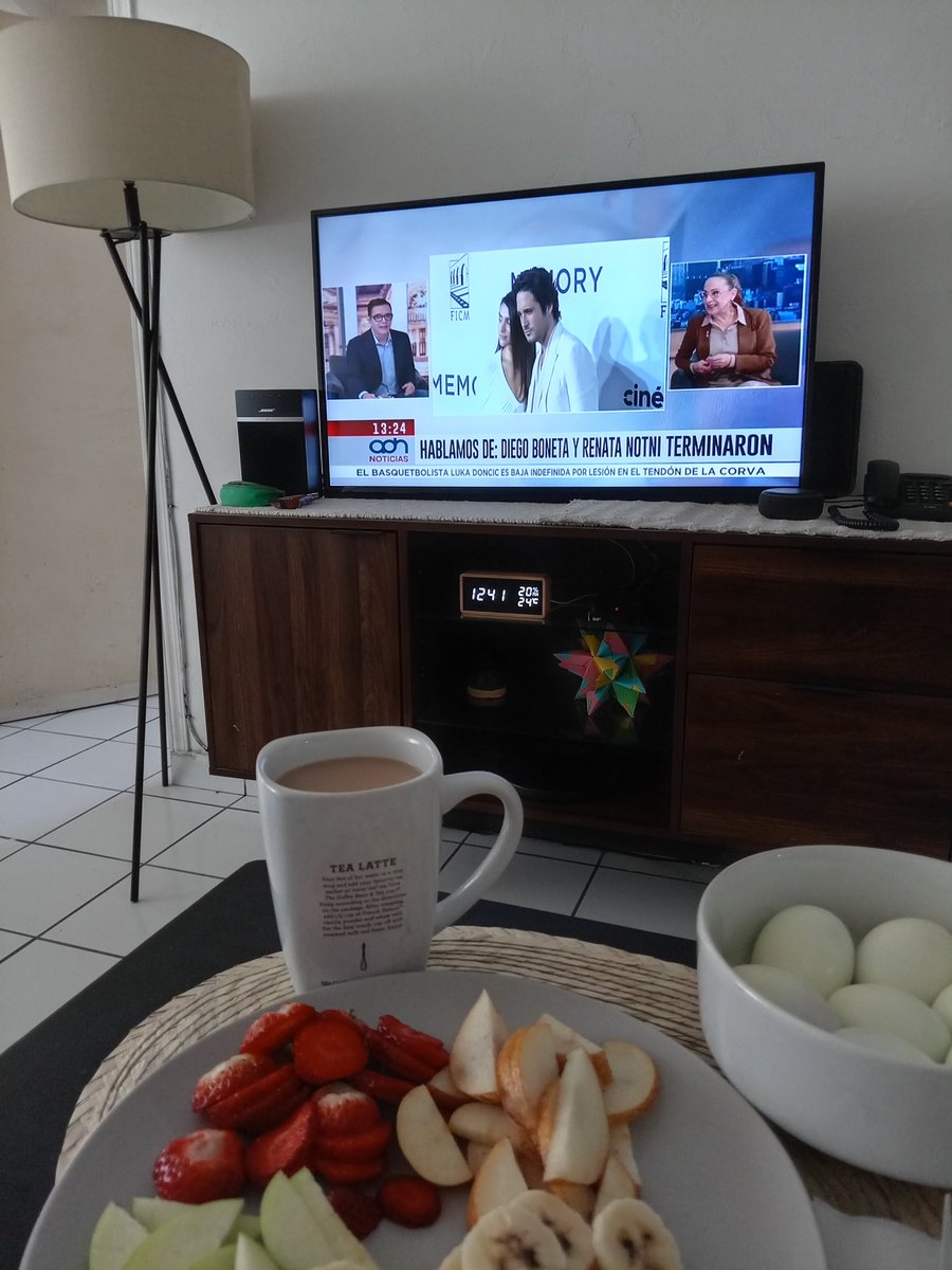 jcsa73's tweet photo. @Horacitu @adnnoticiasmx #EnLaSemanaSanta Solicitando correctivito para Alejandro Brofft en el próximo #Farándula021 por no haber ido a trabajar hoy al programa y también disfrutando mi desayuno con #ExtraNoticias acompañado por @Horacitu y @PilarBoliverJ , saludos desde Tijuana ✌🏻🇲🇽 https://t.co/ReKpNbQZfd