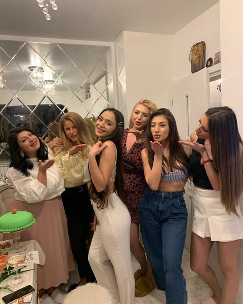 Anna000s's tweet photo. Celebrating with my girls, cold champagne, and all the birthday joy. Nothing beats time with the people who make life so sweet.#GirlsNight https://t.co/jEqnuNDShk