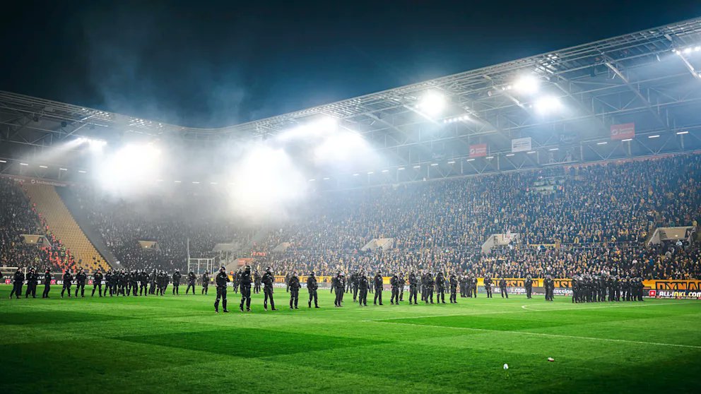 GoscheUff's tweet photo. ❗️EILMELDUNG ❗️#Dresden – Hässliche Szenen beim Flutlicht-Kracher in der 2. Liga zwischen #Hertha BSC und Dynamo Dresden. Nach knapp 20 Minuten kommt es auf dem Rasen zu Jagd-Szenen zwischen den beiden Fan-Lagern.#Fußball #Randale
🔗 https://t.co/t8WKxSLl0T https://t.co/P5W470w5NH