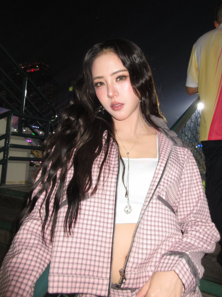 titachayanit tweet media