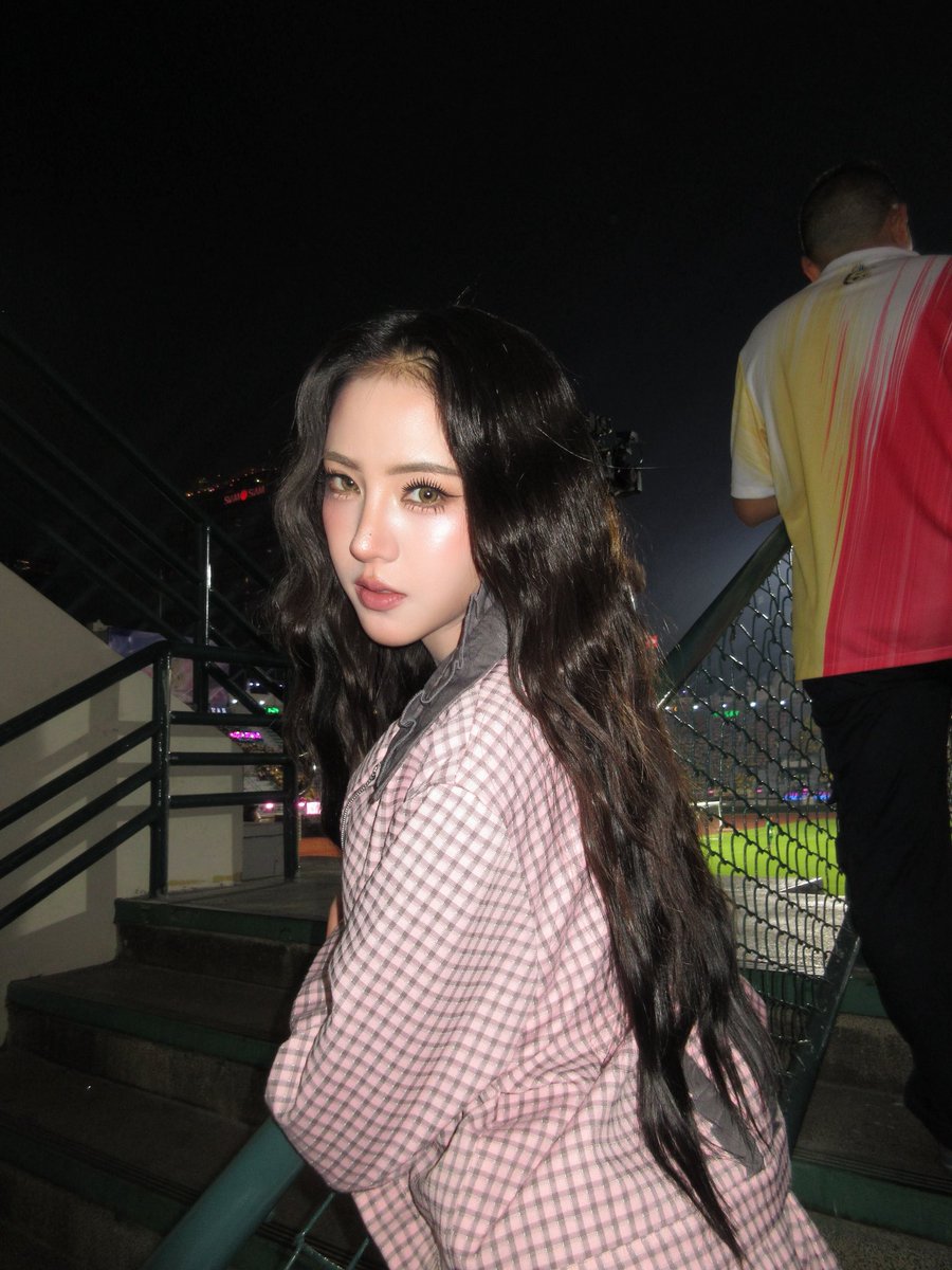 titachayanit tweet media