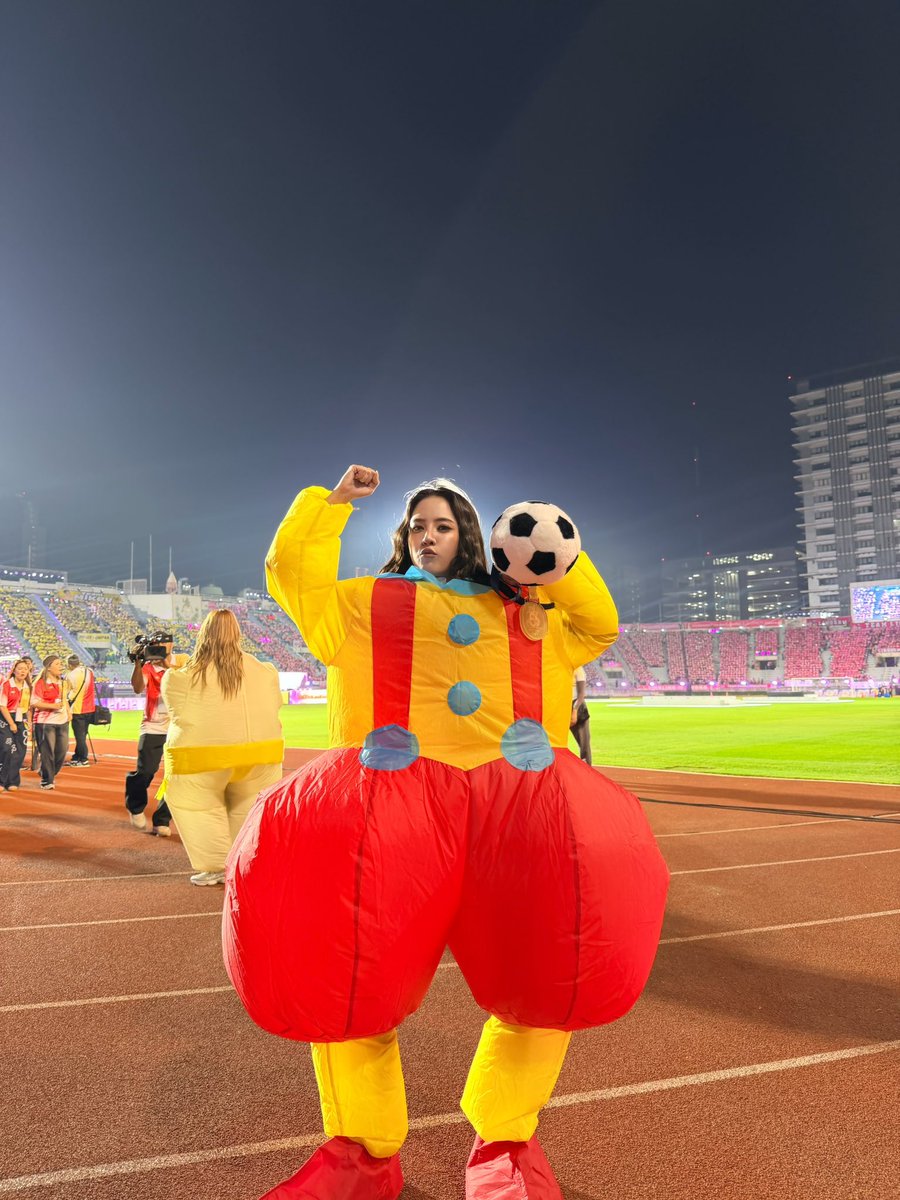 titachayanit tweet media