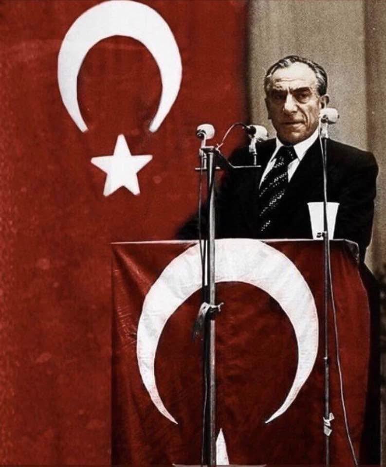 ❝Hepiniz birer Türk bayrağısınız. Bayrağı lekelemeyin, kirletmeyin, yere düşürmeyin❞

Vefatının 29. yıl dönümünde #AlparslanTürkeş’i rahmetle anıyorum.

Mekânı cennet olsun.