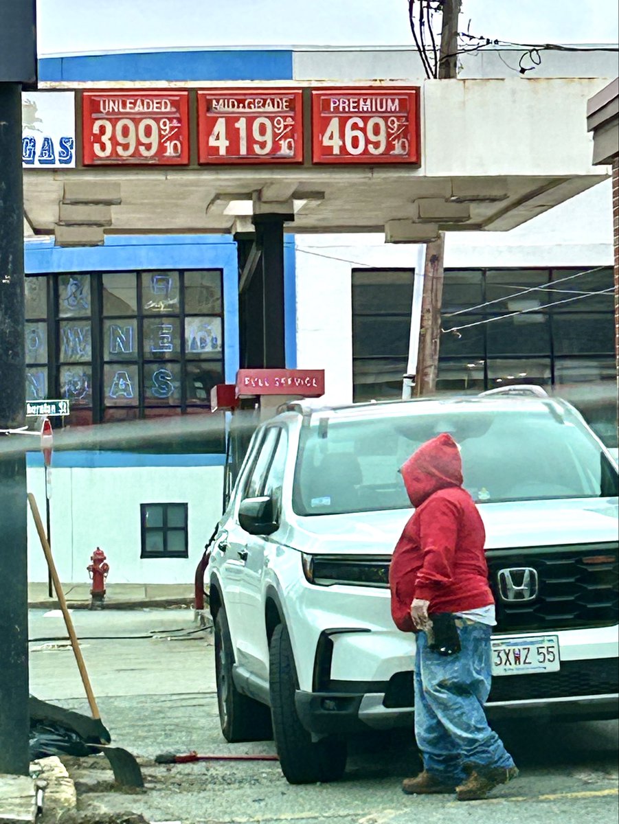 JohnHammann's tweet photo. Newton MA gas prices. #artofthedeal #war #iran #gasbuddy #bondi #noem #maga @jimmykimmel @StephenAtHome https://t.co/hU7Ds28d7c