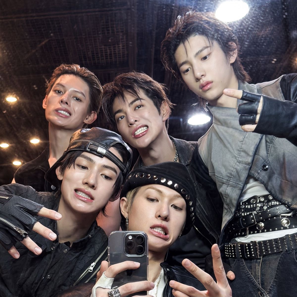 monday 🐾 is RED tweet media