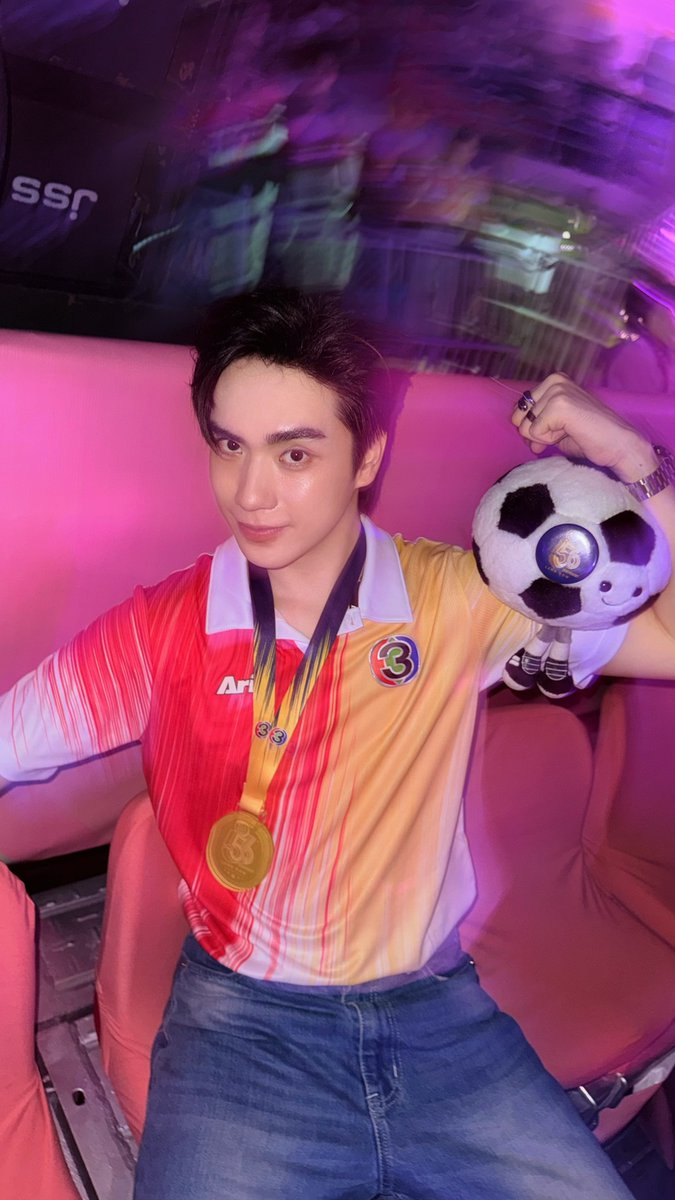 Tee_Jaruji's tweet photo. #56ปีCh3LandDomDDay
ขอบคุณแฟนๆ ของตี๋ และแฟนๆช่องสาม
ที่สนับสนุนและติดตามกันมาอย่างยาวนานนะครับ  วันนี้ได้ขึ้นโชว์สนุกสนานมอบความสุขให้กับทุกคน ดีใจมากๆครับ หวังว่าทุกคนจะมีความ���ุขไปพร้อมกับพวกเราชาวช่องสามนะครับ ขอบคุณทุกคนที่มาหาตี๋และคนที่ส่งกำลังใจมาให้ ขอให้เดินทางกลับโดยสวัสดิภาพ แล้วเจอกันใหม่โอกาสหน้านะครับ  🥰❤️🤗😘  รักคับ🫶🏻