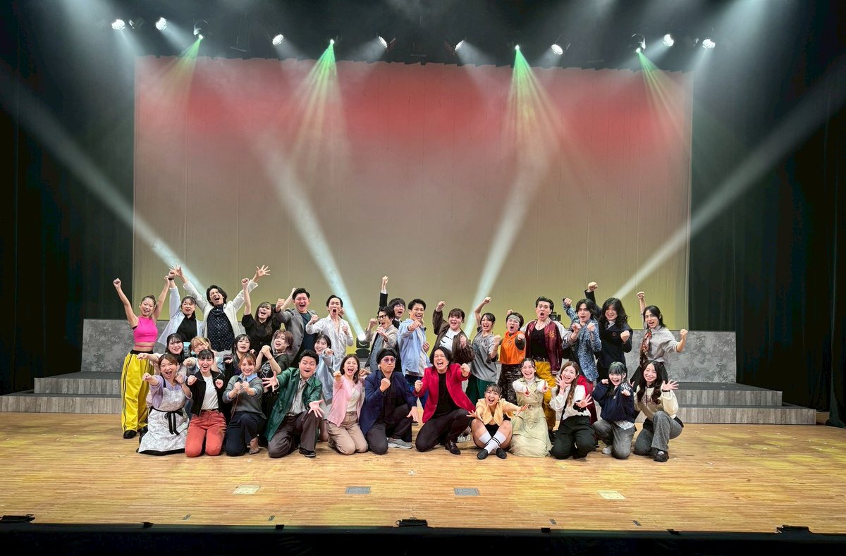 _totsuka818's tweet photo. サテライト大阪 劇団スクランブルシアター
プロデュース公演
｢最後のライトよ、孤高を照らせ｣
無事に終演致しました✨
ご来場頂きました皆様、
本当に……本当にありがとうございました！
やっぱり舞台上から見る景色は特別なものです…
やりきったぞぉぉ！！ 楽しかった😊
ありがとうございました！ https://t.co/ieek4bUuwU