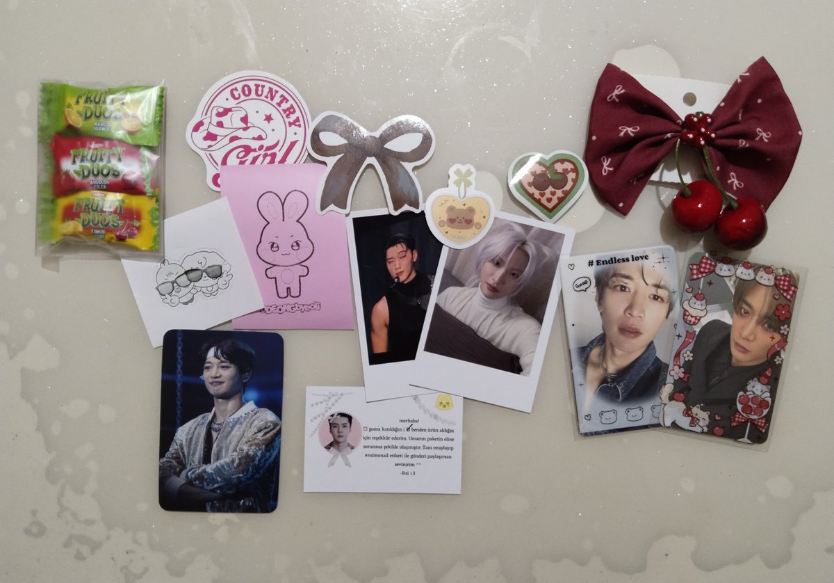 Ürünlerim sağ salim ulaştı, çok özenli bir paketlemeydi. Her şey için çok teşekkür ederim 🩷🫶🏻 Yanındaki hediyeler çok güzel, hediyeleri gördüğümde bir anlığına kart aldığımı bile unuttum 😆 Ateez'im 🥹🩵                          #raiimmail  <a href="/Ryoraiimm/">Rai⋆.𐙚</a>