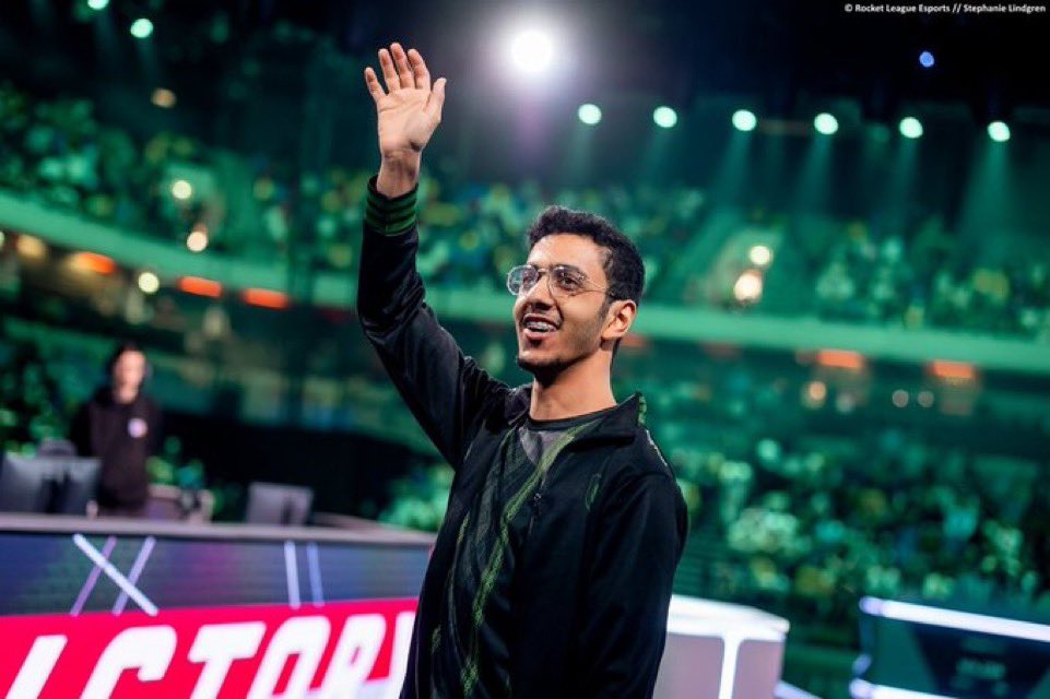 حان وقت رحيله حتى لو فاز مستوى زي كذا مايحتاج تناقش فيه اللعب الجماعي ٠ وجوده ماتدري ايش فايدته 
المجاملات ماراح تجيب لك بطولات