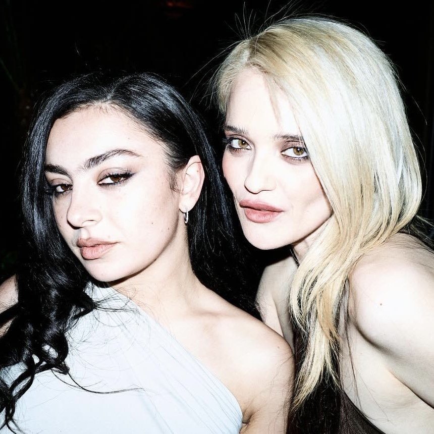 Info Charli xcx tweet media