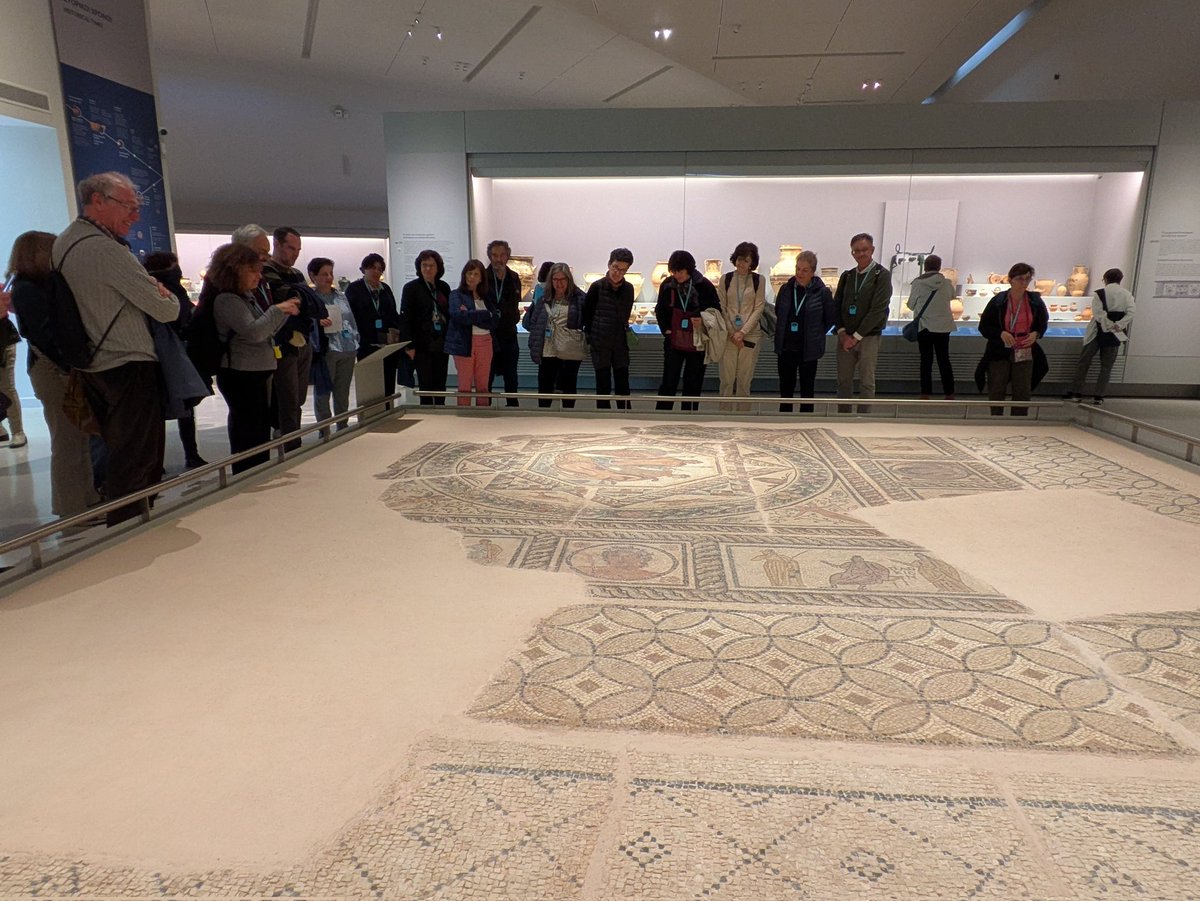 SEEC_nacional's tweet photo. Octavo día del viaje de @SEEC_nacional a Creta. Hoy hemos el Museo Arqueológico de Retimno, Áptera y Janiá. https://t.co/wBShQKSzSN