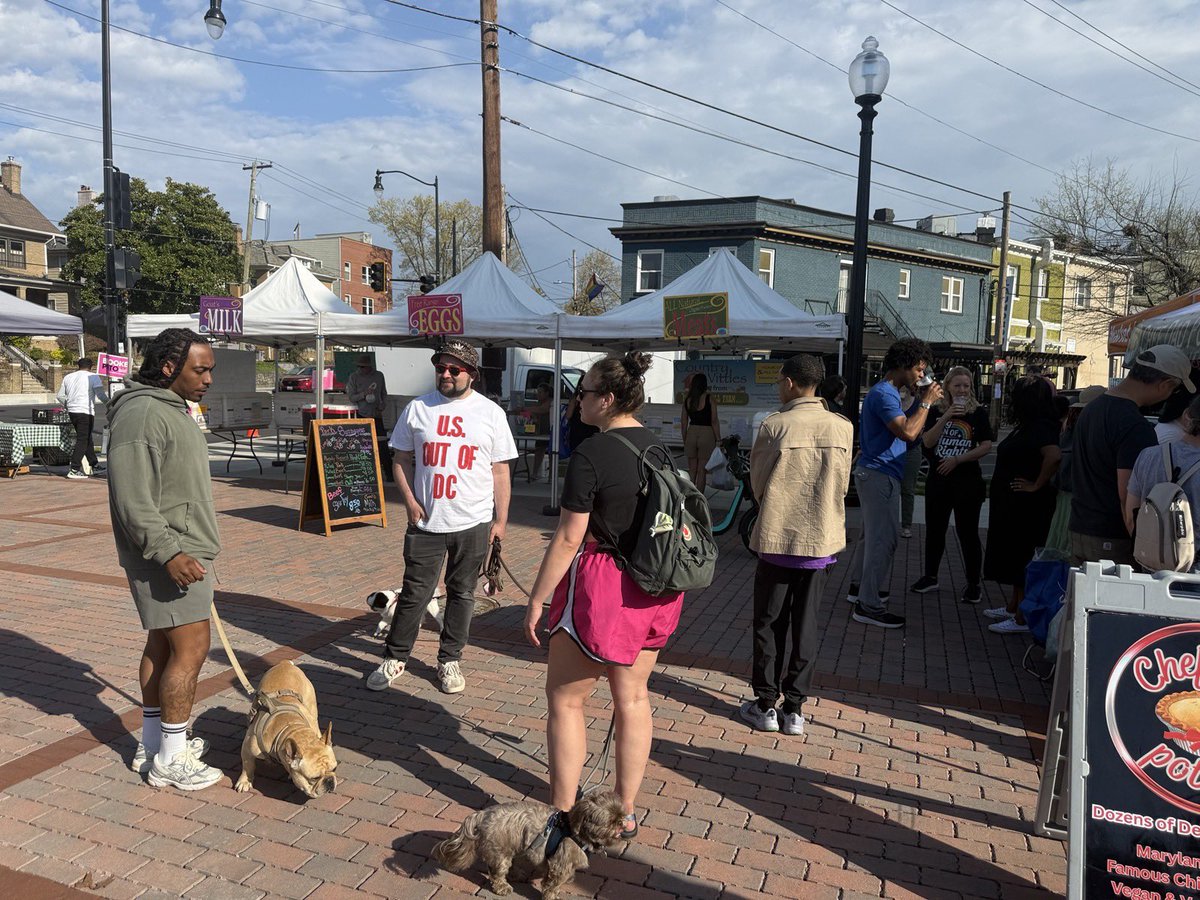 CMLewisGeorgeW4's tweet photo. Uptown showed up this morning! 🍓🌽🌱

As of today, the @FRESHFARMDC Uptown Market is open Saturdays from 9am to 1pm.

Grateful to join neighbors, vendors, and community leaders to ring in another season of fresh, local food. https://t.co/Ft5TXzeClx