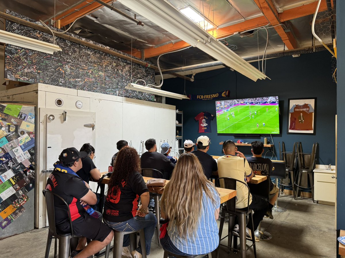 fcb_fresno's tweet photo. Saludos de La Penya Blaugrana de Fresno! Un fuerte abrazo amigos! Vamos Por La Liga!!! VISCA BARÇA! 💙❤️@ESPNMarioKempes @mauriciopedroza @fernandopalomo @RichardMendezTV @DonBisca @moillorens @Rortiz_ESPN @ESPNDeportes @LaLiga #LALIGAxESPN #AtletiBarça https://t.co/freGrf1L6X