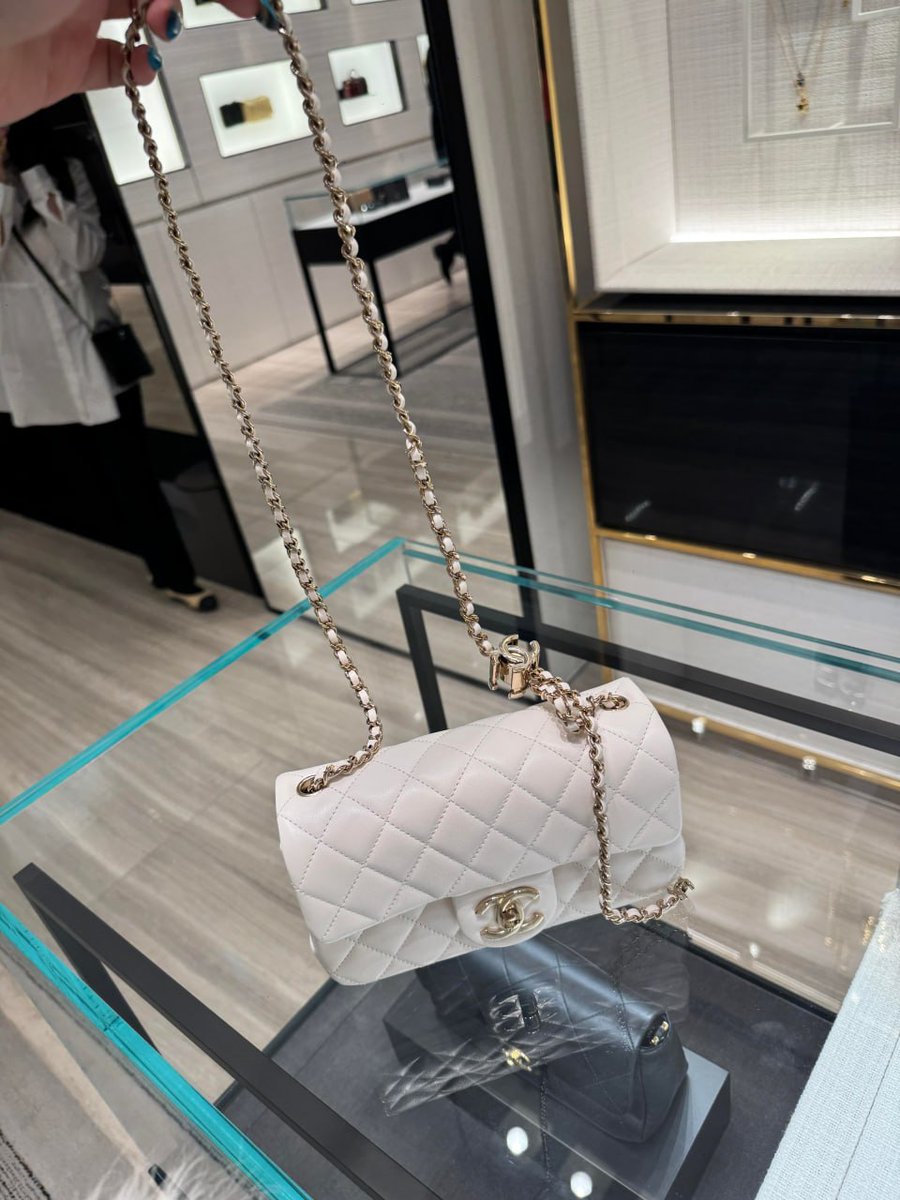 hbinju1's tweet photo. It's the weekend! Going shopping with my girlfriends is the best way to spend the weekend, and my budget is basically empty. https://t.co/ELHaSk7Bjm