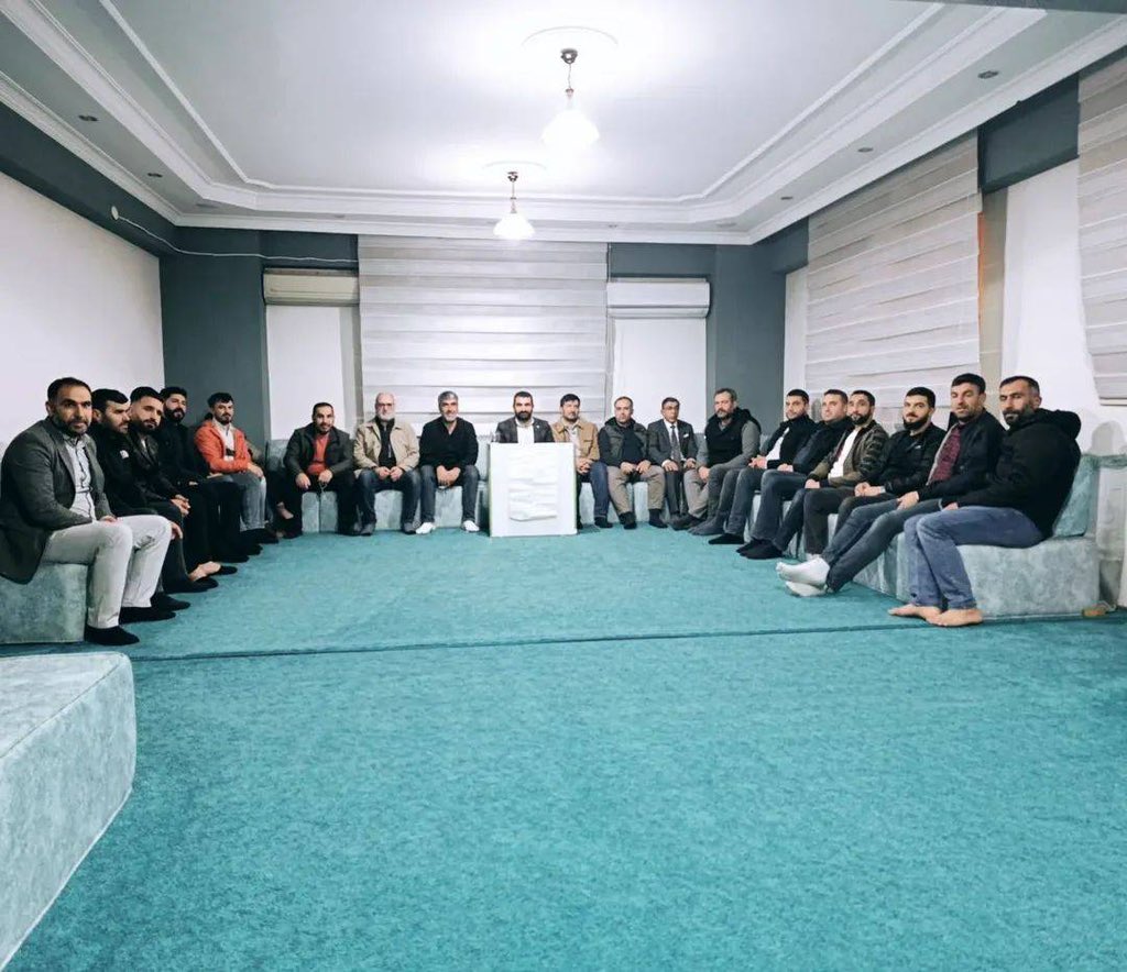 Başkanımız, Diyarbakır’da Neribli dost ve akrabalarımızla buluşup parti çalışmalarımız üzerine samimi bir hasbihal gerçekleştirdi. 

Misafirperverlikleri için teşekkür ederiz