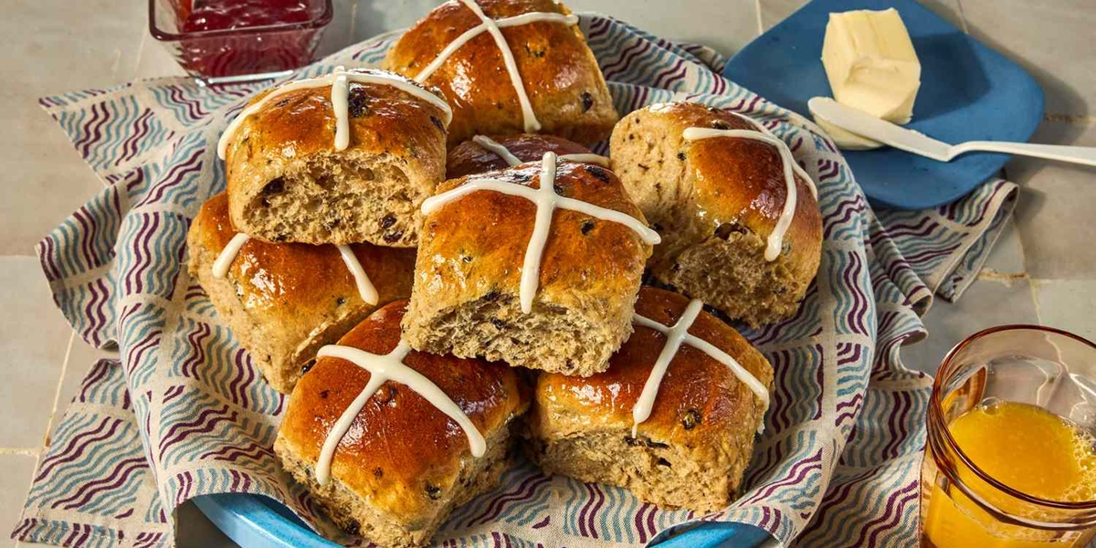 WetTribe's tweet image. Tomorrow is Easter, for those who celebrate—this year, go plastic-free. Avoid the plastic grass, eggs, and candy wrappers in favor of older Spring traditions; home-made pastries and/or eggs boiled with organic dyes.  #WetTribe #TidetotheOcean #PlasticFree #Easter