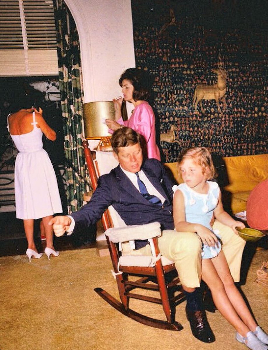 Elle Lookbook tweet media