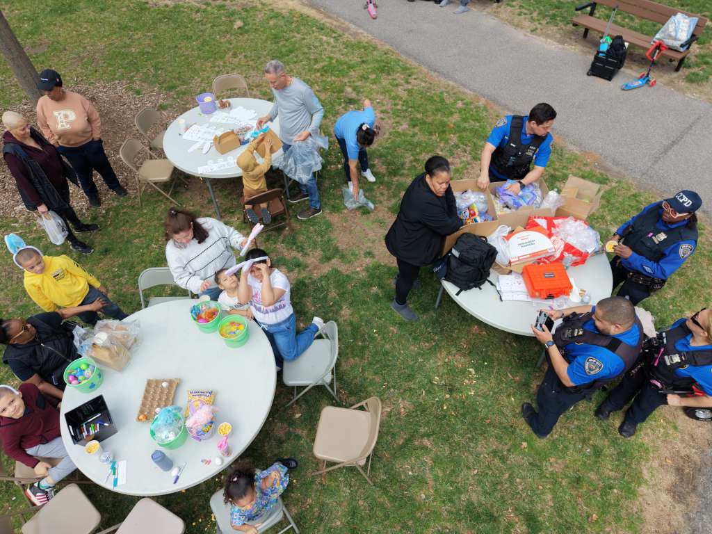 CCPDnyc's tweet photo. #CoopCity Building 26A #EasterEggHunt was hopping (bad pun) with #CCPD Community Affairs Unit And everyone enjoying the beautiful day! https://t.co/jOttBlxP4P