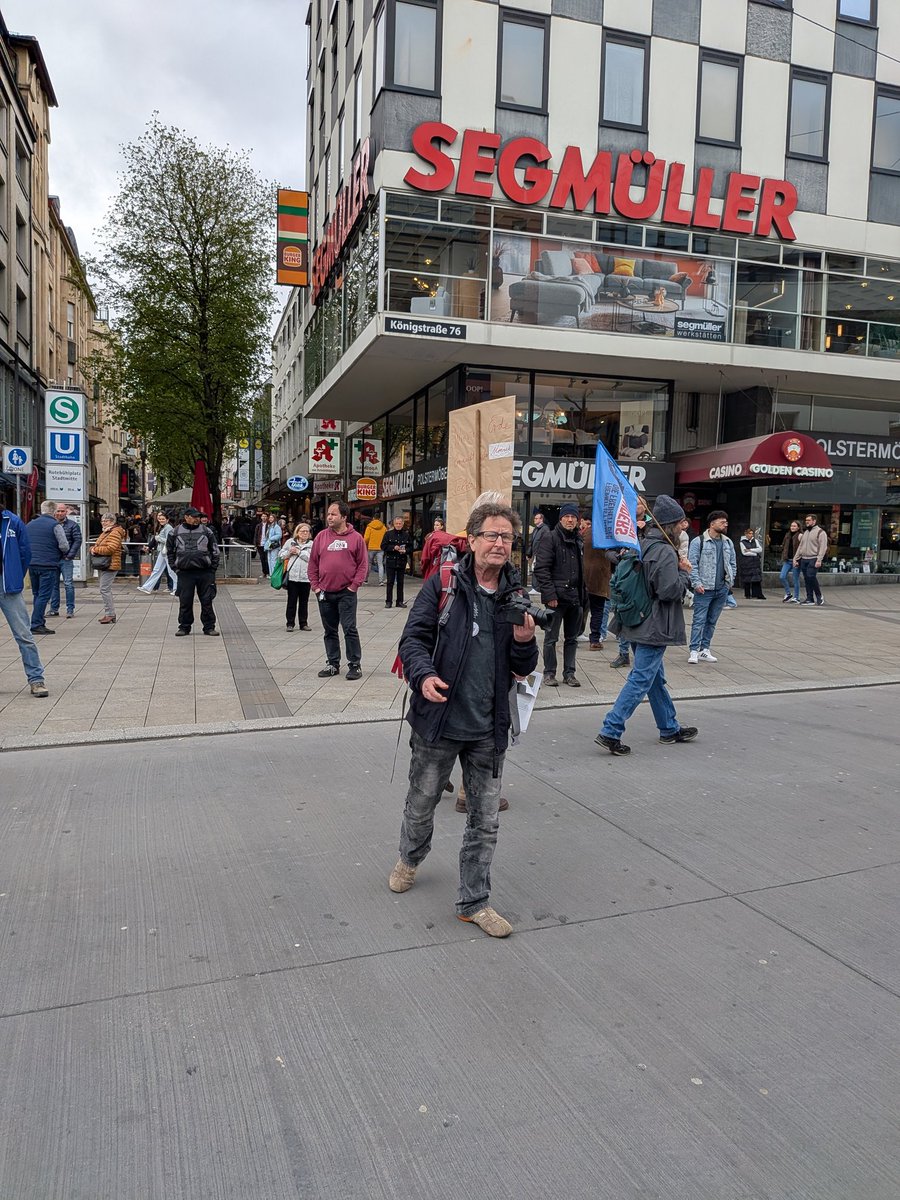 Ein weiterer Blick auf die Teilnehmer vom Ostermarsch in Stuttgart – aus der Perspektive unseres Gegenprotests von <a href="/ukraine_demo/">Ukraine-Demo in Stuttgart</a>.
In unsere Richtung gab es reichlich Beleidigungen. Einfach so richtig zivilisierte Friedenstäubchen. 🕊️🙄