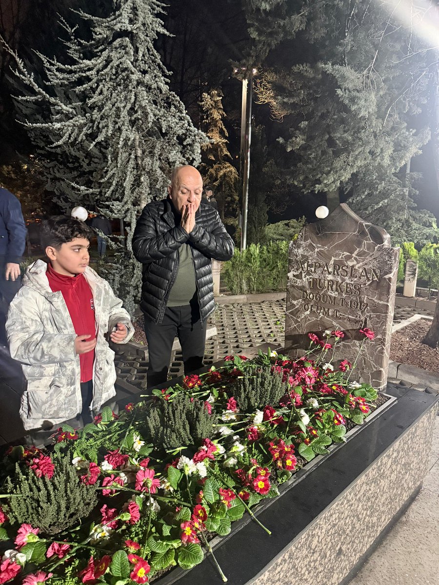 SalmanCevat's tweet photo. Rahmet, Özlem ve Dua ile
🤘🇹🇷🤘
#Başbuğum
#AlparslanTürkeş 
@MHP_Bilgi https://t.co/GF0w7tXFZQ