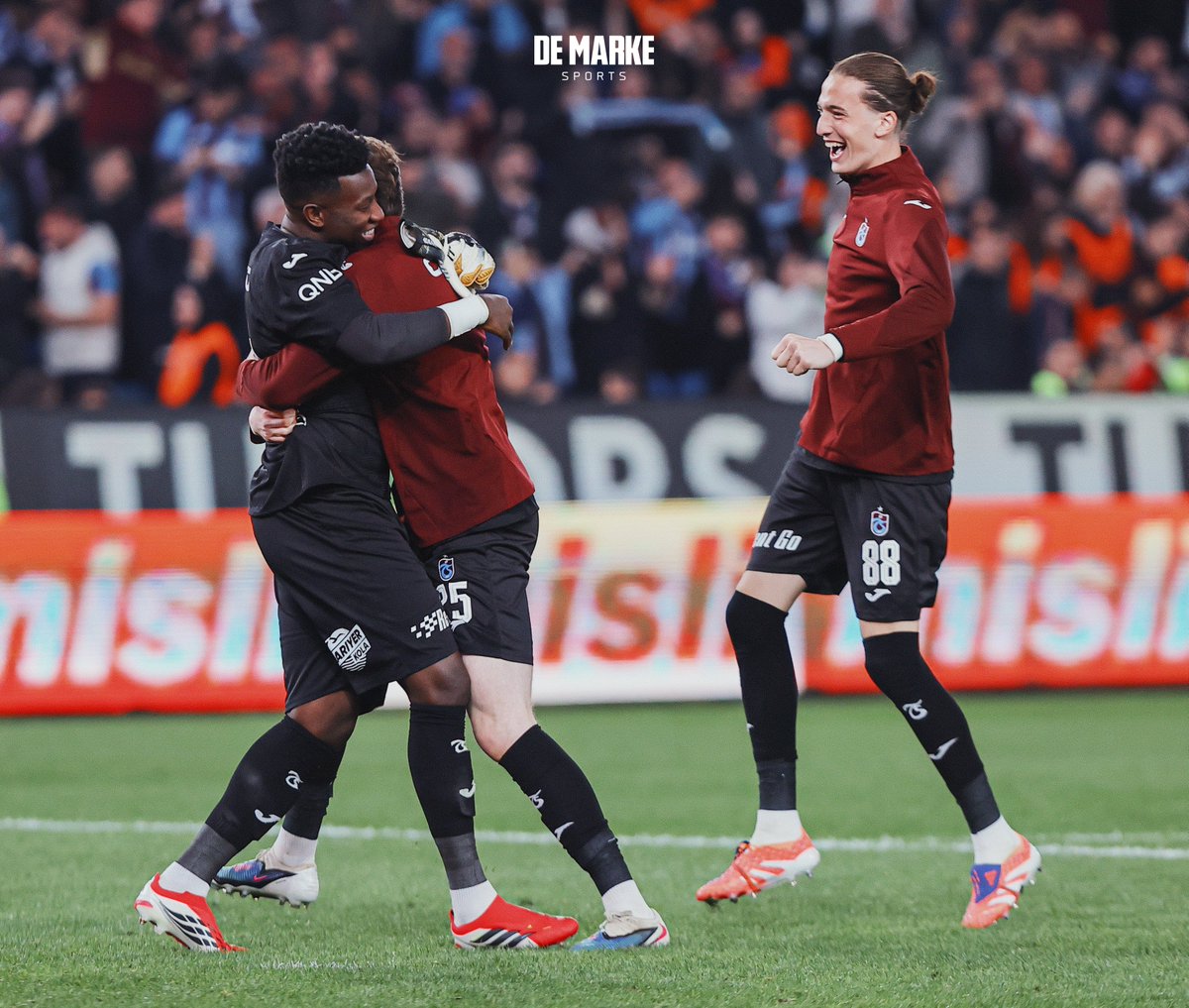 Trabzonspor kalecileri, son düdüğün ardından Andre Onana'ya koştu.