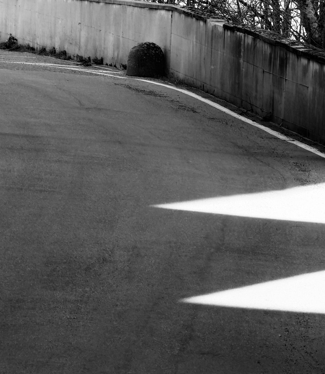 Alonein43672278's tweet image. #photography #blackandwhite #road #triangles #light