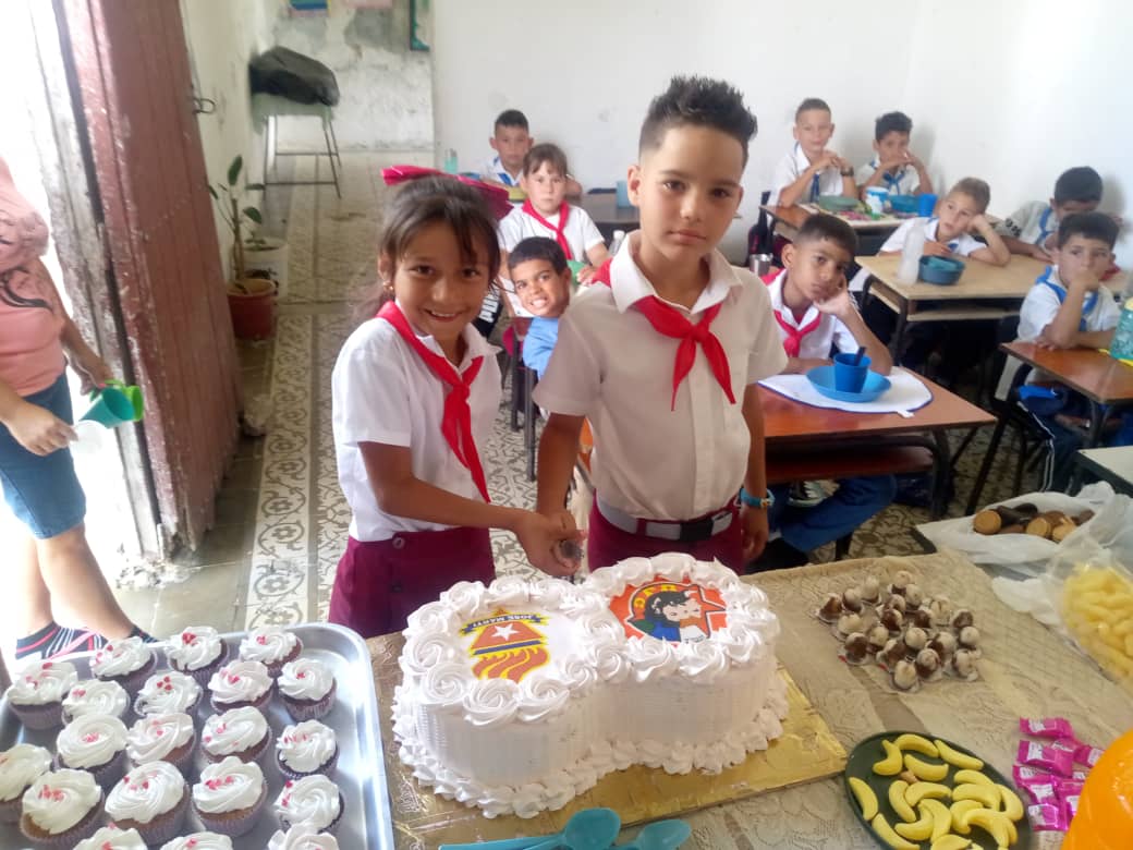 🌱 En saludo al 4 de Abril, aniversario de la #UJC y la #OPJM, realizamos una jornada de trabajo voluntario en la sede municipal de la #ANAP.
Con el ejemplo y la entrega de nuestros jóvenes, celebramos con acción y compromiso revolucionario. 💪🇨🇺 #HonorHolguinero <a href="/anap_cuba/">Asociación Nacional de Agricultores Pequeños</a>