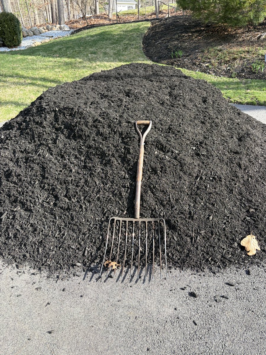 BHLevesque's tweet image. 5 yards, 4 hours ☑️ #landscaping #spring