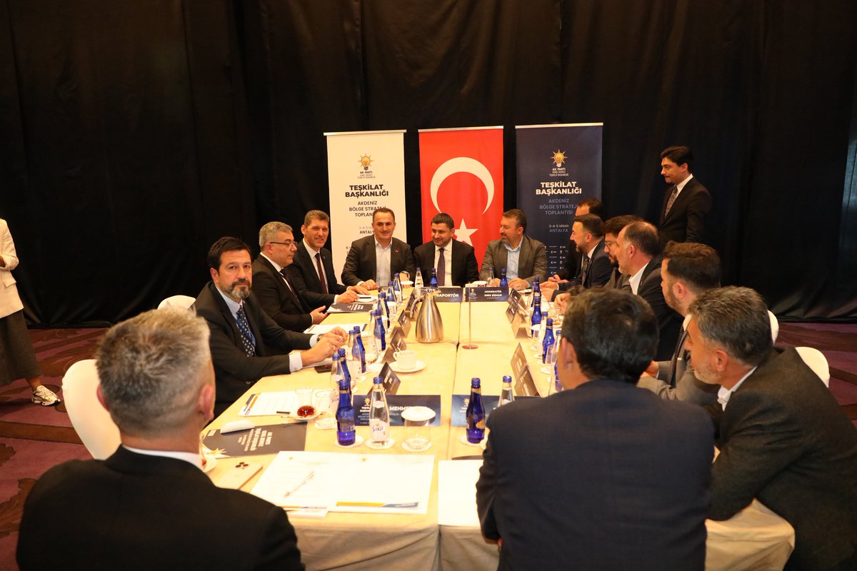 AKGMTeskilat's tweet photo. Genel Merkez Teşkilat Başkanlığı olarak, Antalya’da düzenlediğimiz Akdeniz Bölge Stratejisi Toplantımız kapsamında çalışma odalarında çalıştaylarımızı gerçekleştirdik.

Teşkilatlarımızın saha tecrübesini merkeze alan bu çalıştaylarda; mevcut durum analizimizi yaptık, önceliklerimizi belirledik ve yeni dönem hedeflerimize katkı sunacak başlıkları istişare ettik.

İstişareyle güçlenen teşkilat anlayışımızla sahada daha güçlü, hedeflerimizde daha kararlı adımlar atmaya devam ediyoruz.