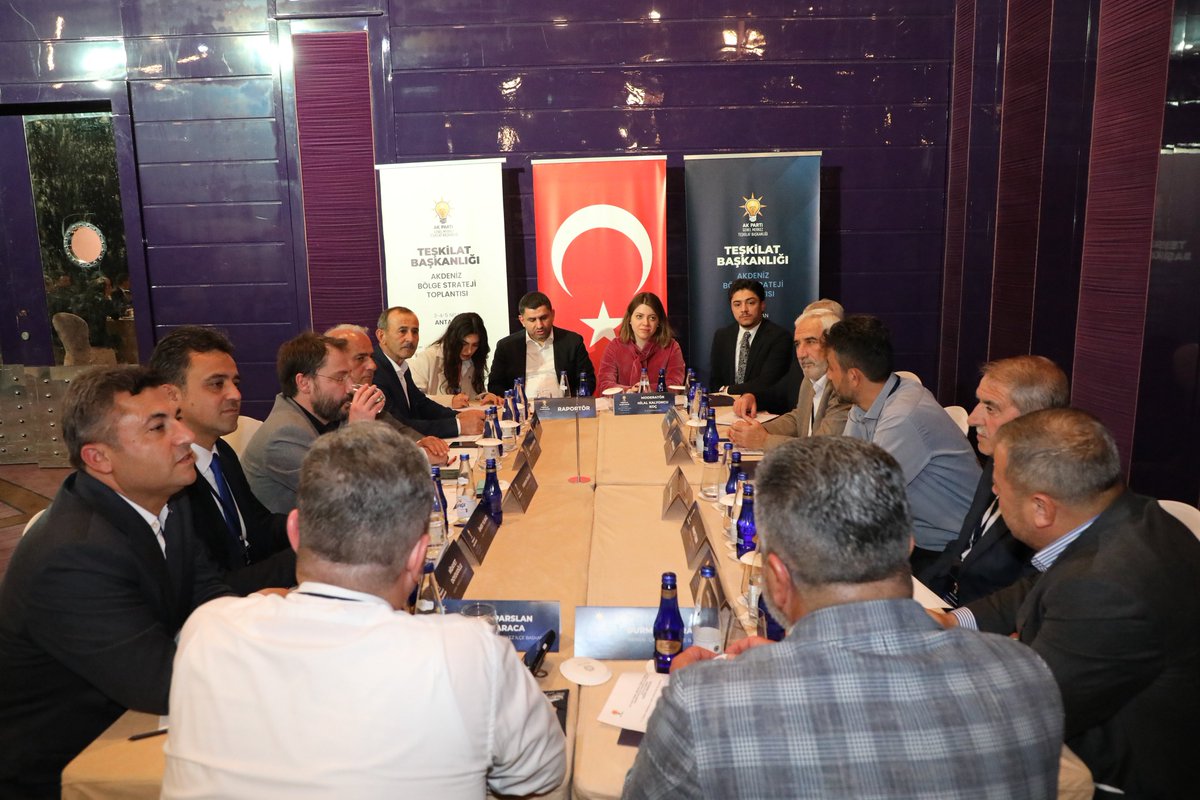 AKGMTeskilat's tweet photo. Genel Merkez Teşkilat Başkanlığı olarak, Antalya’da düzenlediğimiz Akdeniz Bölge Stratejisi Toplantımız kapsamında çalışma odalarında çalıştaylarımızı gerçekleştirdik.

Teşkilatlarımızın saha tecrübesini merkeze alan bu çalıştaylarda; mevcut durum analizimizi yaptık, önceliklerimizi belirledik ve yeni dönem hedeflerimize katkı sunacak başlıkları istişare ettik.

İstişareyle güçlenen teşkilat anlayışımızla sahada daha güçlü, hedeflerimizde daha kararlı adımlar atmaya devam ediyoruz.