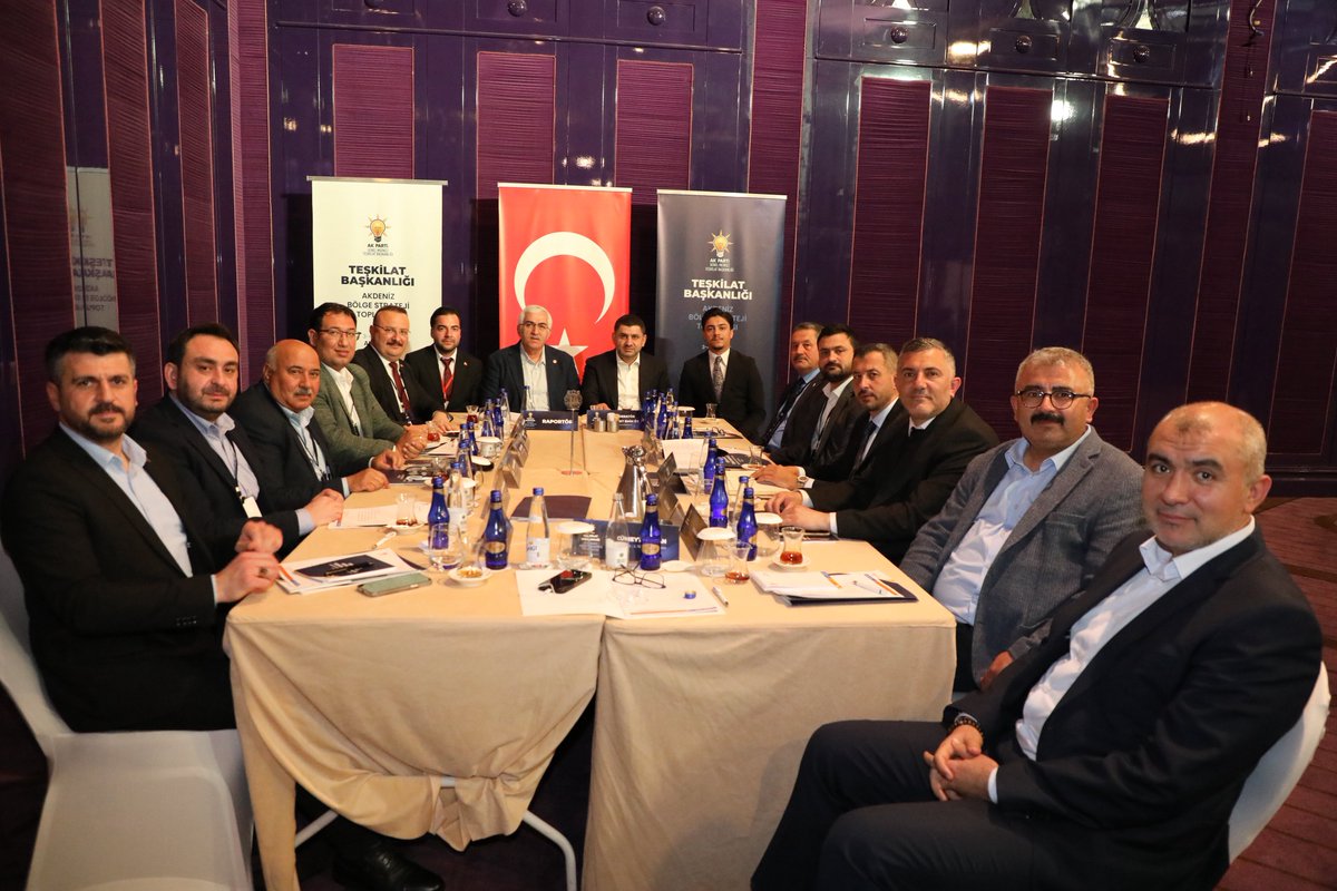AKGMTeskilat's tweet photo. Genel Merkez Teşkilat Başkanlığı olarak, Antalya’da düzenlediğimiz Akdeniz Bölge Stratejisi Toplantımız kapsamında çalışma odalarında çalıştaylarımızı gerçekleştirdik.

Teşkilatlarımızın saha tecrübesini merkeze alan bu çalıştaylarda; mevcut durum analizimizi yaptık, önceliklerimizi belirledik ve yeni dönem hedeflerimize katkı sunacak başlıkları istişare ettik.

İstişareyle güçlenen teşkilat anlayışımızla sahada daha güçlü, hedeflerimizde daha kararlı adımlar atmaya devam ediyoruz.