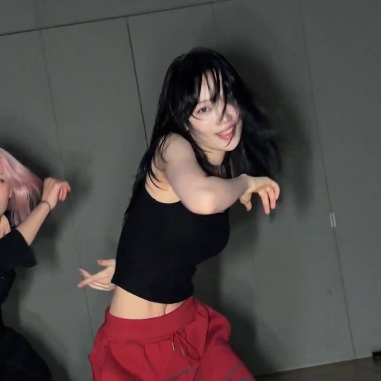 kazumoyed's tweet photo. just checking in with everybody to see if we’re still thinking of that’s a no no kim chaewon https://t.co/PHAARcHQsr