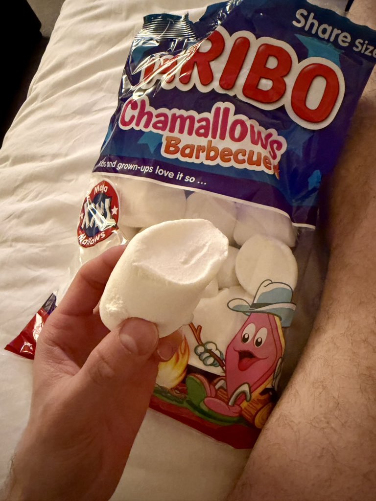 вот би кого-нибудь в чят твинков из соединенного королевства🥵
