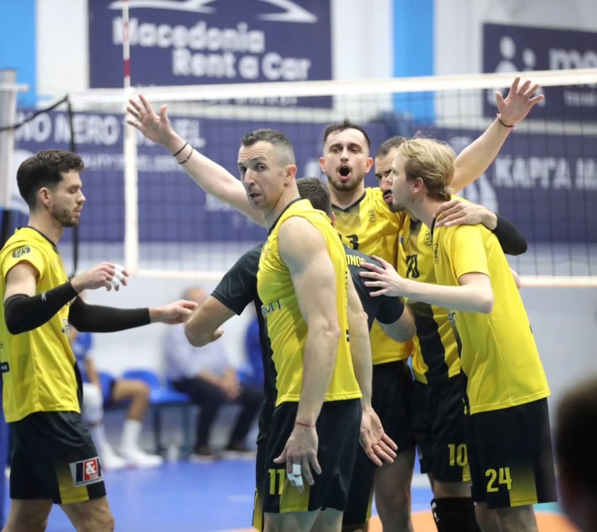 ARIS__FC's tweet photo. Η ΠΑΕ ΑΡΗΣ συγχαίρει την ομάδα βόλεϊ Ανδρών του Συλλόγου μας για την επιστροφή της εκεί που ανήκει, στη VOLLEY LEAGUE! 🏐

💛🖤

#ARISFC
#ARISFAMILY https://t.co/hl9EHCZMvt